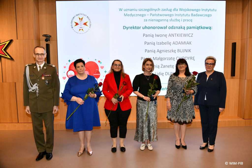 Zdjęcie grupowe pielęgniarki, Lidia Wojda, Grzegorz Gielerak.