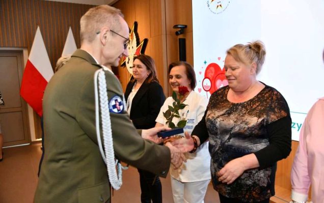 Grzegorz Gielerak wręcza odznaki pielęgniarkom.