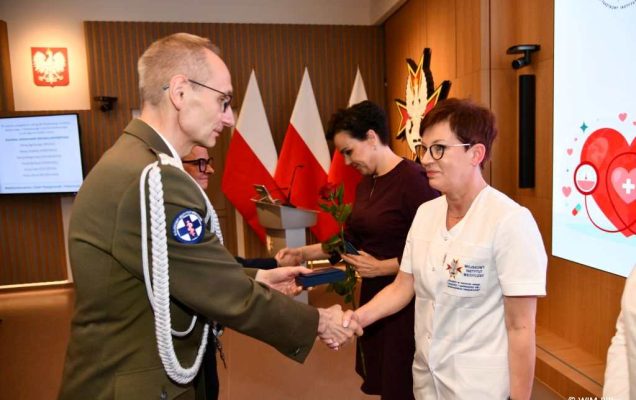 Grzegorz Gielerak wręcza odznaczenia pielęgniarkom WIM.