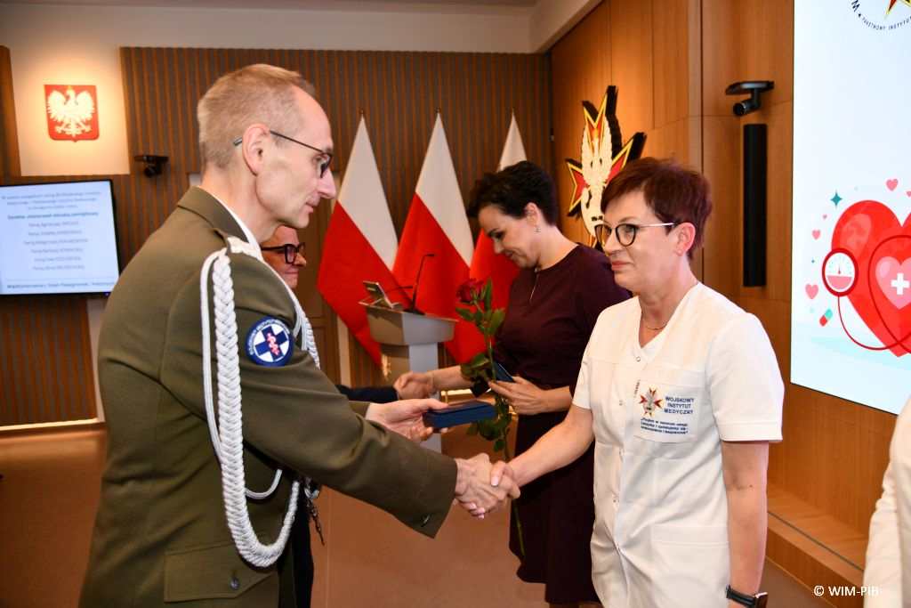 Grzegorz Gielerak wręcza odznaczenia pielęgniarkom WIM.