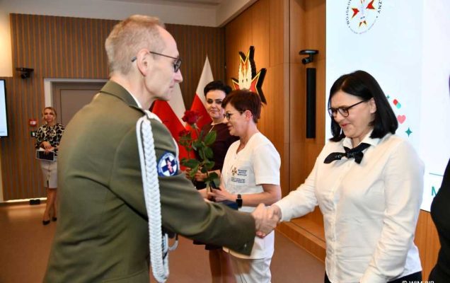Grzegorz Gielerak wręcza odznaczenia pielęgniarkom WIM.