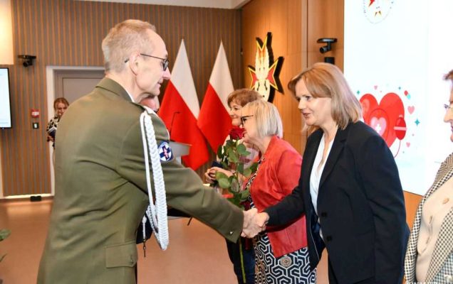 Grzegorz Gielerak wręcza odznaczenia pielęgniarkom WIM.