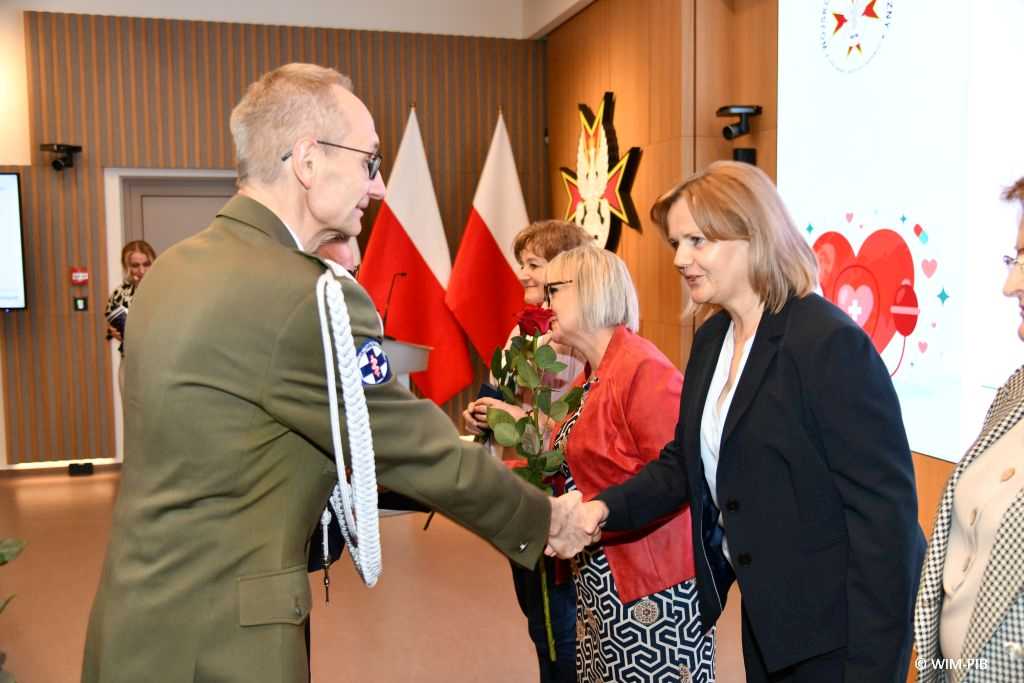 Grzegorz Gielerak wręcza odznaczenia pielęgniarkom WIM.