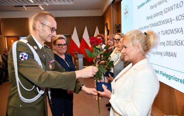 Grzegorz Gielerak i Lidia Wojda wręczają odznaczenia pielęgniarkom WIM.