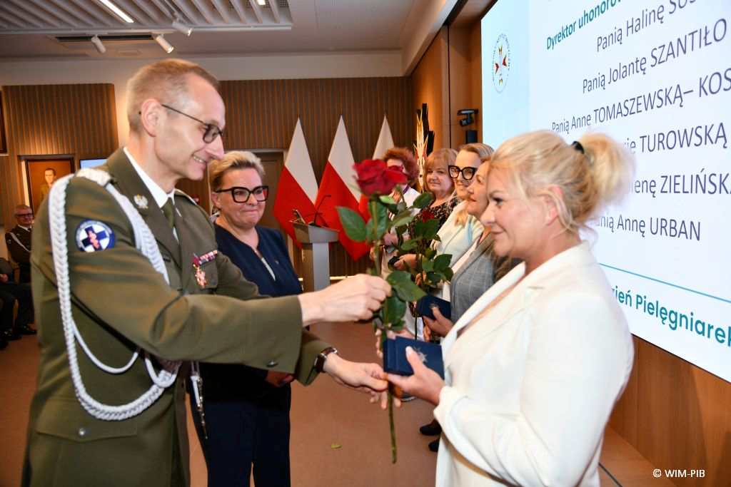 Grzegorz Gielerak i Lidia Wojda wręczają odznaczenia pielęgniarkom WIM.