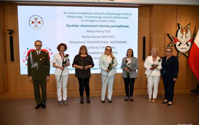 Grzegorz Gielerak, Lidia Wojda, pielęgniarki. Zdjęcie grupowe.