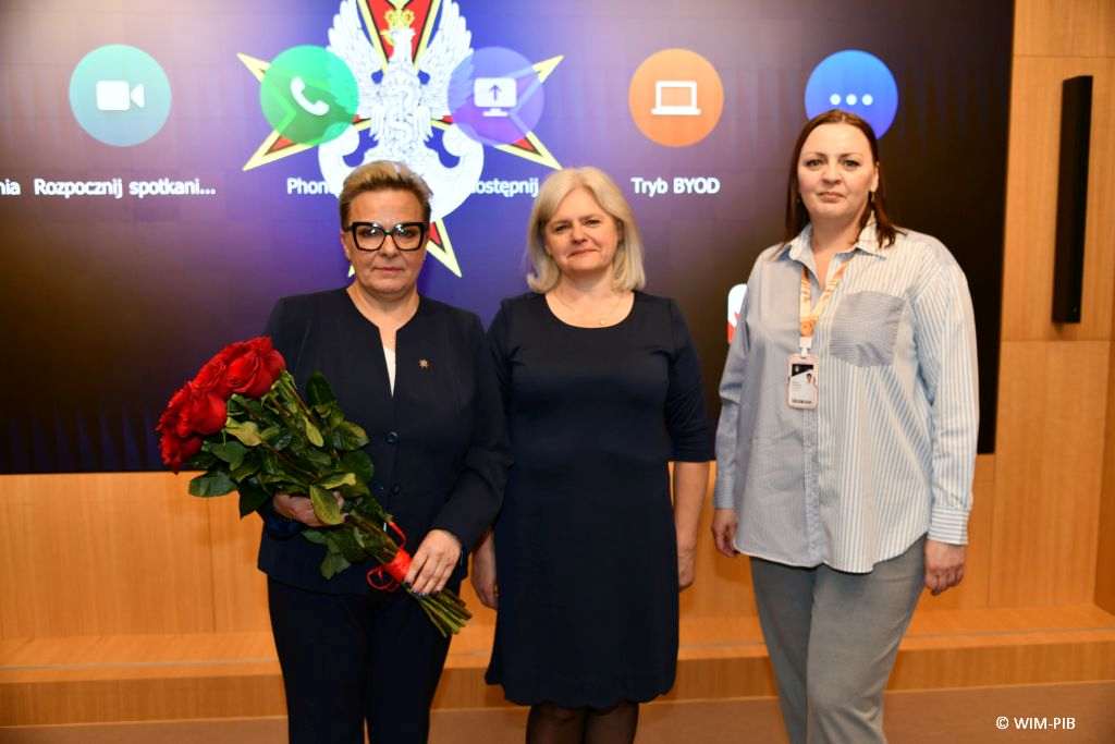Lidia Wojda, Beata Furtak, pielęgniarka pozują do wspólnego zdjęcia.