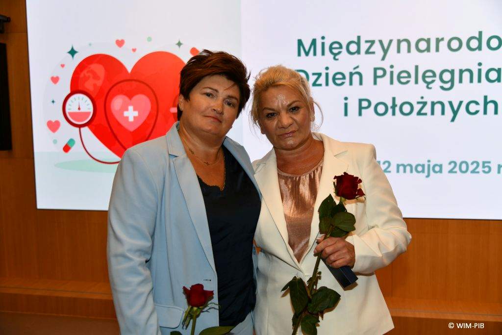 Pielęgniarki pozują do wspólnego zdjęcia.