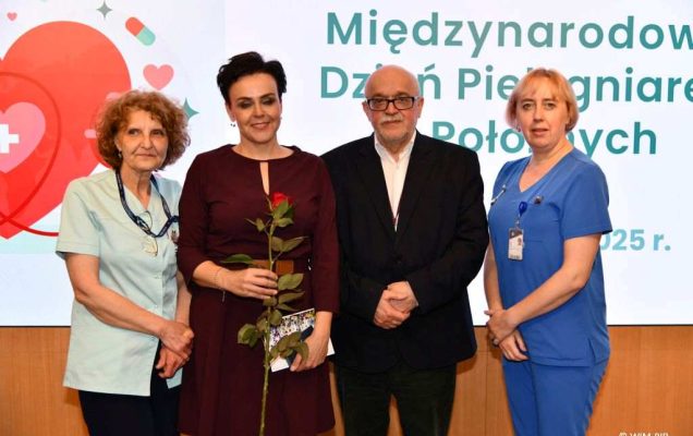 Pielęgniarki pozują do wspólnego zdjęcia.