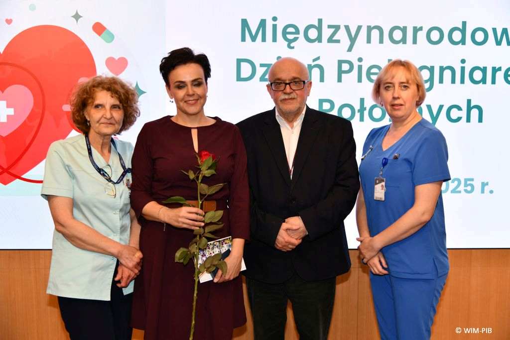 Pielęgniarki pozują do wspólnego zdjęcia.