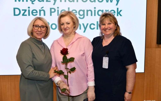 Pielęgniarki pozują do wspólnego zdjęcia.