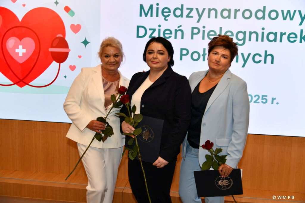 Pielęgniarki pozują do wspólnego zdjęcia.