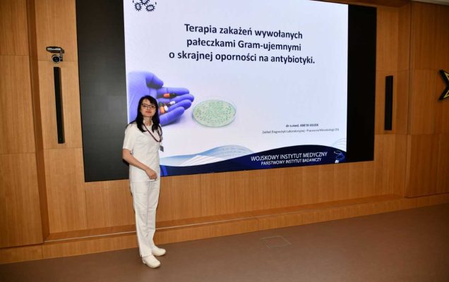 Anna Guzek w Auli Wojskowego Instytutu Medycznego podczas wykładu.