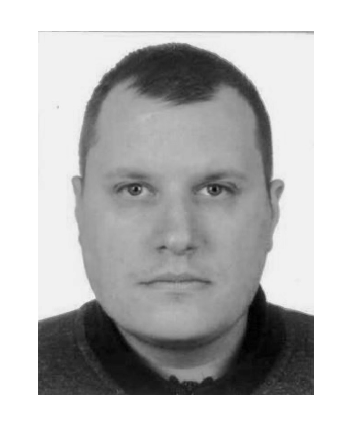 Zdjęcie czarno-białe. Ujęcie twarzy. Łukasz Kowalski