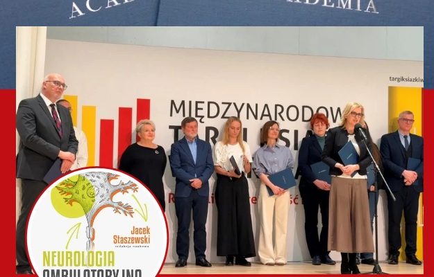 Zdjęcie grupowe z rozdania nagród podczas konkursu. W kółku zdjęcie książki.