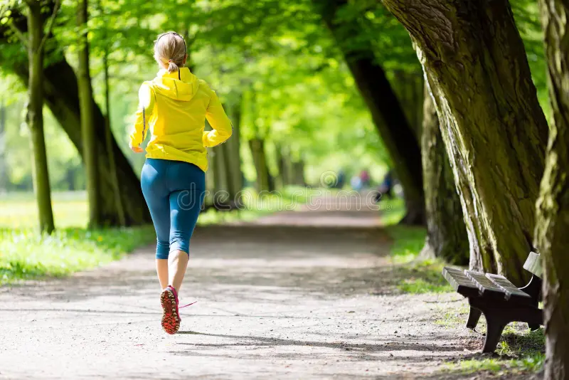 Kobieta uprawiająca jogging w parku.