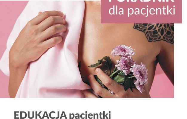 Okładka poradnika dla pacjentek po mastektomii. Fragment kobiecej sylwetki z odsłoniętym torsem zasłoniętym różowymi kwiatami.