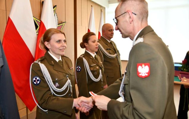 Grzegorz Gielerak wręcza odznaczenie Emilii Sokolinskiej.