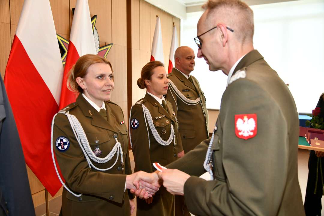 Grzegorz Gielerak wręcza odznaczenie Emilii Sokolinskiej.