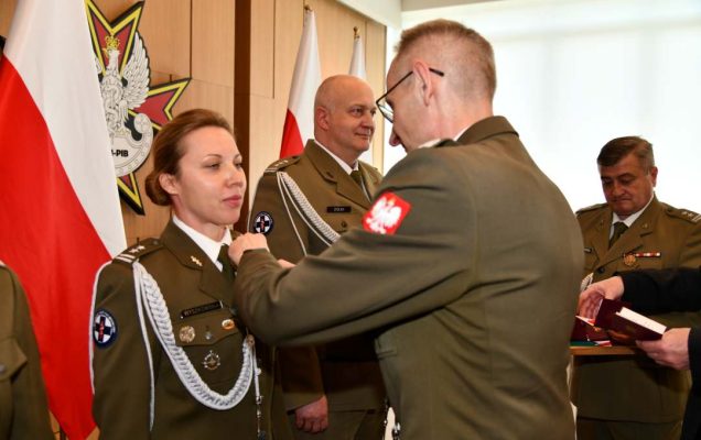 Grzegorz Gielerak wręcza odznaczenie Marzenie Wyszkowskiej.