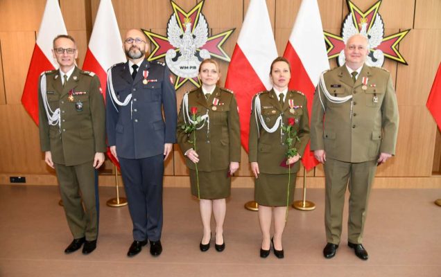 Zdjęcie grupowe odznaczonych.