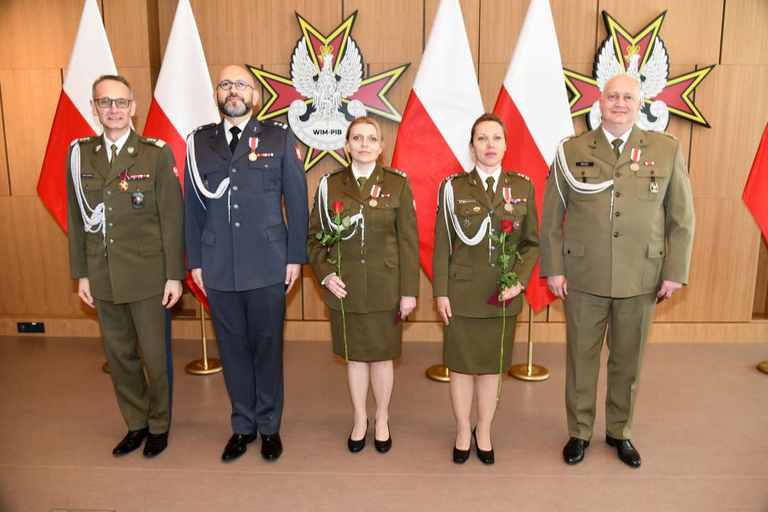 Zdjęcie grupowe odznaczonych.