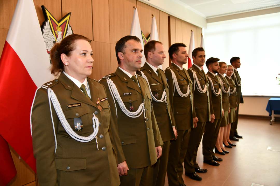 Oczekiwanie na dekoracje odznaką.