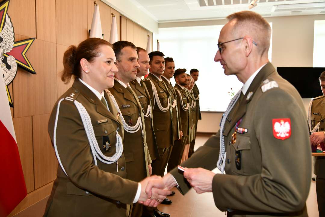 Grzegorz Gielerak wręcza odznaczenie Annie Kaczorowskiej.