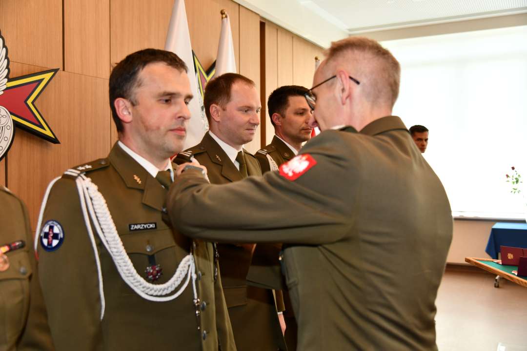 Grzegorz Gielerak wręcza odznaczenie Krzysztofowi Zarzyckiemu.