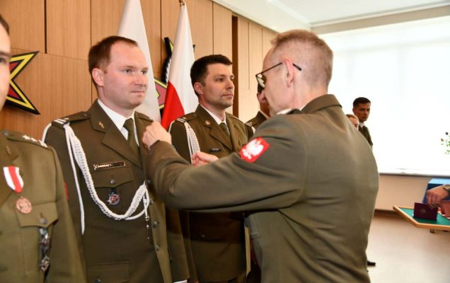 Grzegorz Gielerak wręcza odznaczenie Miłoszowi Chwiałkowskiemu.
