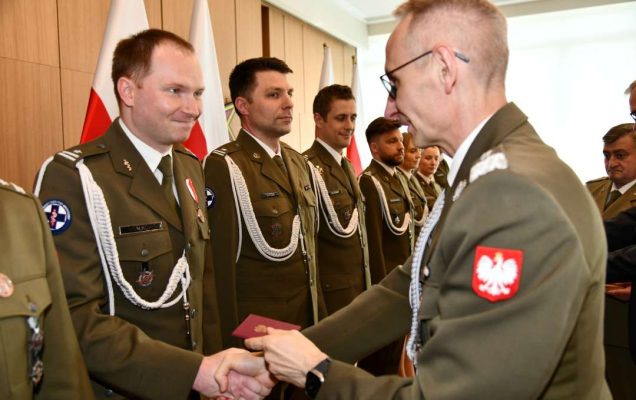 Grzegorz Gielerak wręcza odznaczenie Miłoszowi Chwiałkowskiemu.