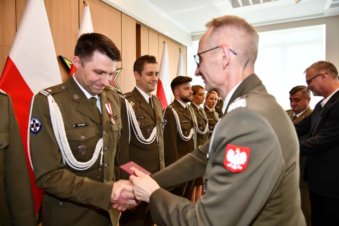 Grzegorz Gielerak wręcza odznaczenie Remigiuszowi Cyga.