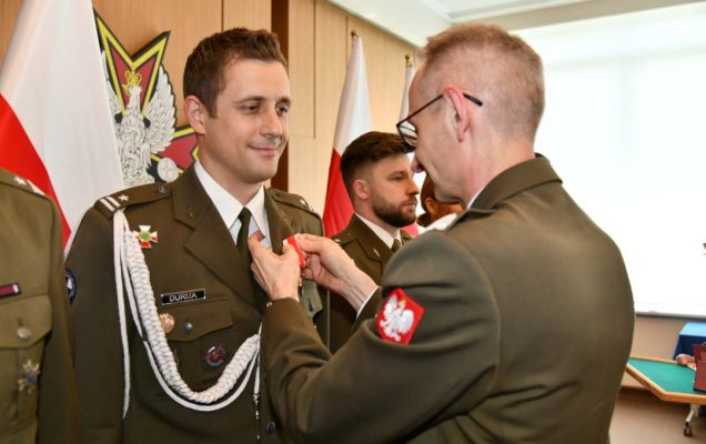 Grzegorz Gielerak wręcza odznaczenie Adamowi Durma.