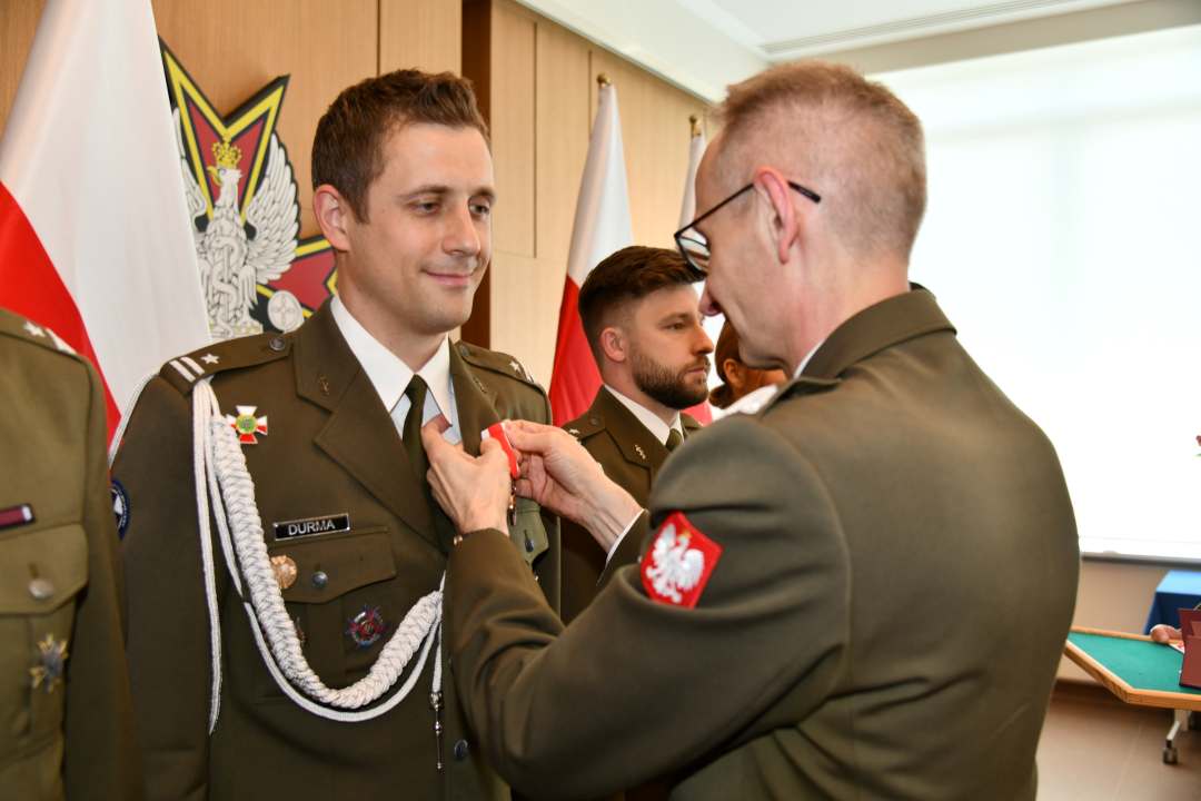 Grzegorz Gielerak wręcza odznaczenie Adamowi Durma.