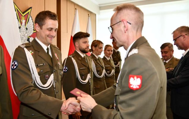 Grzegorz Gielerak wręcza odznaczenie Adamowi Durma.