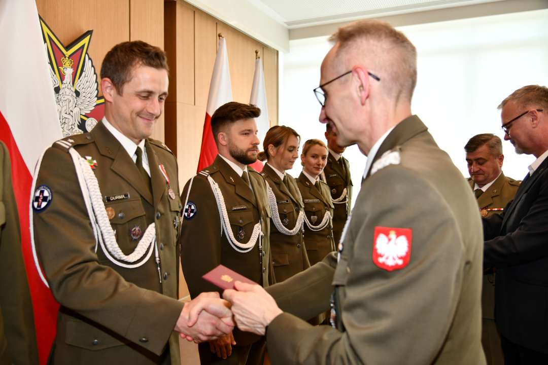 Grzegorz Gielerak wręcza odznaczenie Adamowi Durma.