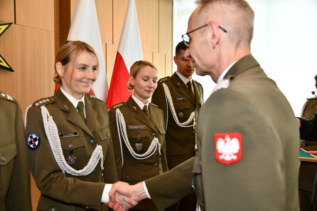Grzegorz Gielerak wręcza odznaczenie Paulinie Tatara.