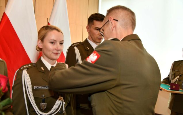 Grzegorz Gielerak wręcza odznaczenie Karolinie Wolańskiej-Kozak.