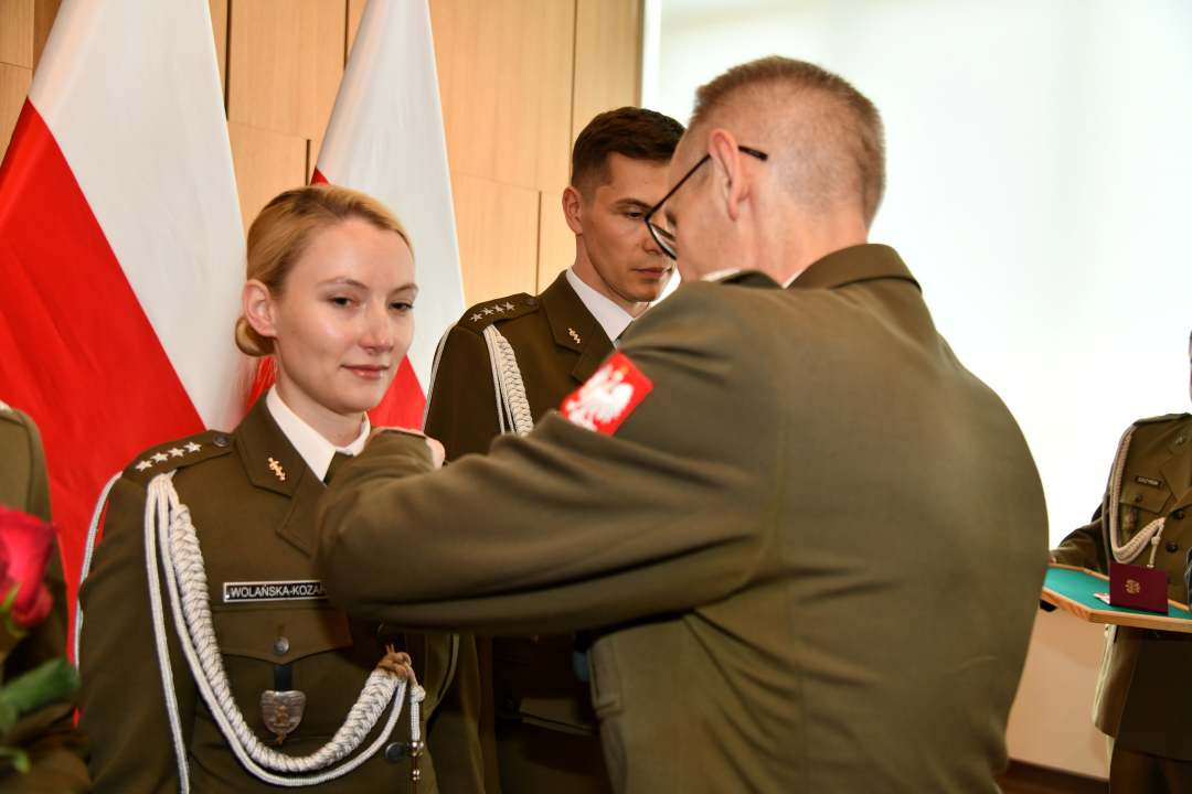 Grzegorz Gielerak wręcza odznaczenie Karolinie Wolańskiej-Kozak.