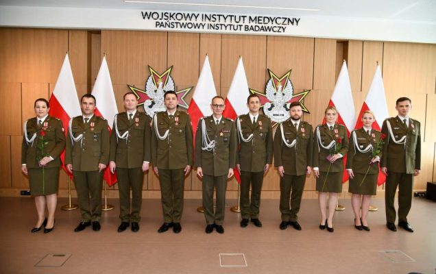 Zdjęcie grupowe odznczonych.