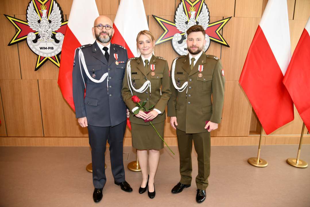 Odznaczeni pozują do zdjęcia.