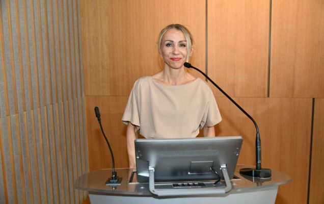 Małgorzata Złotkowska, kierownik Biura Dyrektora WIM-PIB, główny specjalista ds. komunikacji społecznej prowadzi uroczystość.
