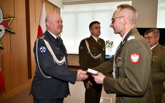 Dyrektor WIM-PIB Grzegorz Gielerak wręcza odznaczenie prof. Markowi Rękasowi.