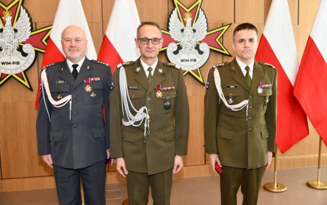 Od lewej: płk prof. Marek Rękas, Dyrektor WIM-PIB Grzegorz Gielerak, płk lek. Jarosłąw Kowal.