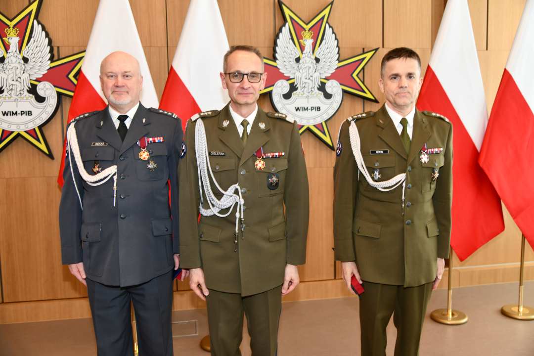 Od lewej: płk prof. Marek Rękas, Dyrektor WIM-PIB Grzegorz Gielerak, płk lek. Jarosłąw Kowal.