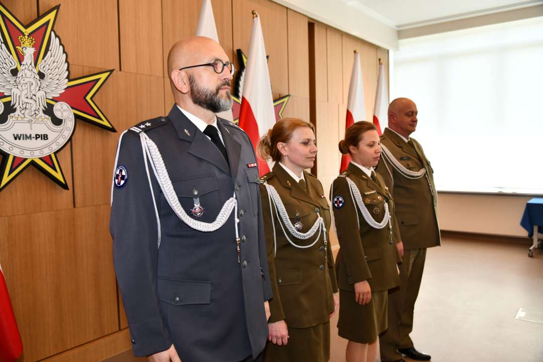 Pracownicy czekają na odznaczenie medalem.