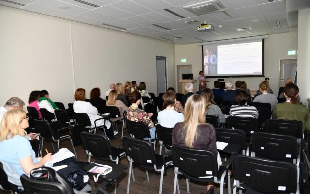Słuchacze na sali podczas sympozjum
