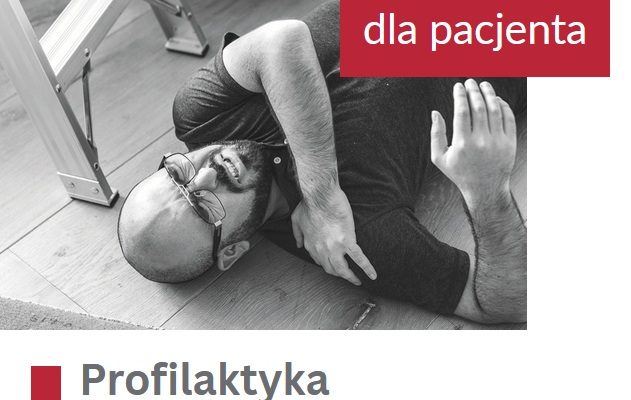 Okładka poradnika. Poradnik Pacjenta. Profilaktyka zapobiegania upadkom. Zdjęcie czarno-białe. Leżący na podłodze w mieszkaniu mężczyzna trzymający się za bark.