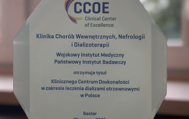 Statuetka od firmy Baxter. Przyznanie tytutułu Klinicznego Centrum Doskonałosci w zakresie leczenia dializami otrzewnownymi w Polsce dla Kliniki Chorób Wewnętrznych, Nefrologii i Dializoterapii WIM-PIB