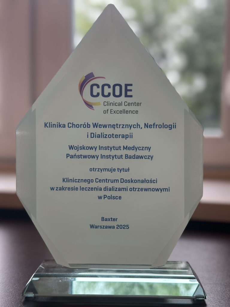 Statuetka od firmy Baxter. Przyznanie tytutułu Klinicznego Centrum Doskonałosci w zakresie leczenia dializami otrzewnownymi w Polsce dla Kliniki Chorób Wewnętrznych, Nefrologii i Dializoterapii WIM-PIB